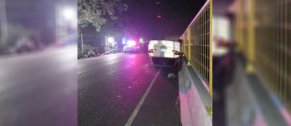 Automovilista sufre accidente por evitar arrollar a un perro