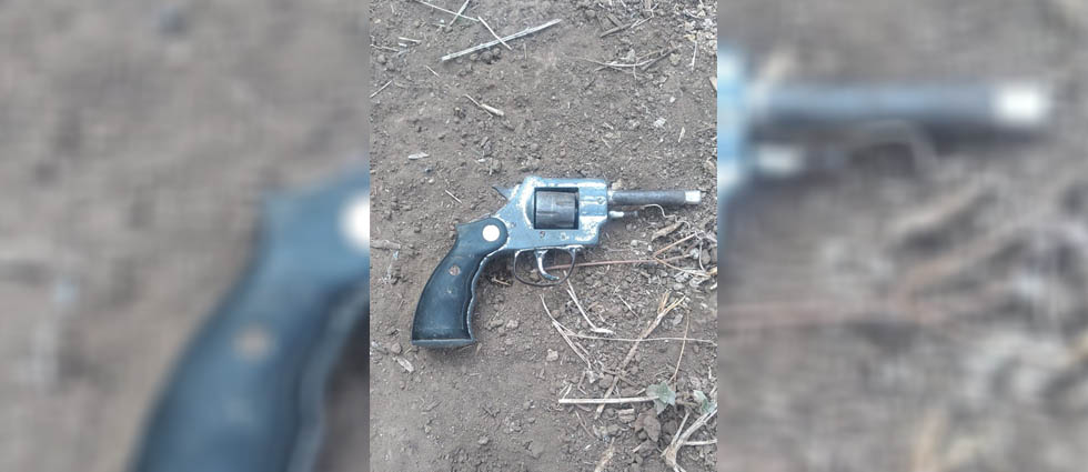 Militares encuentran un revólver abandonado mientras patrullaban