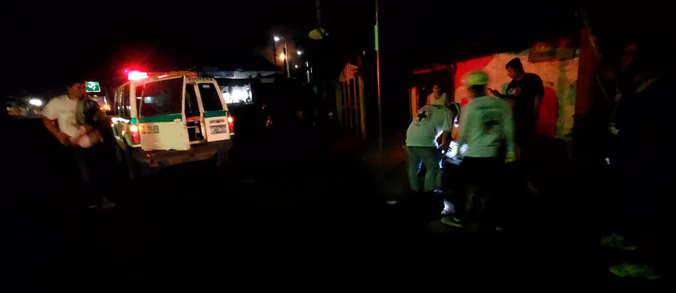 Hombre acaba hospitalizado tras caer de un automóvil