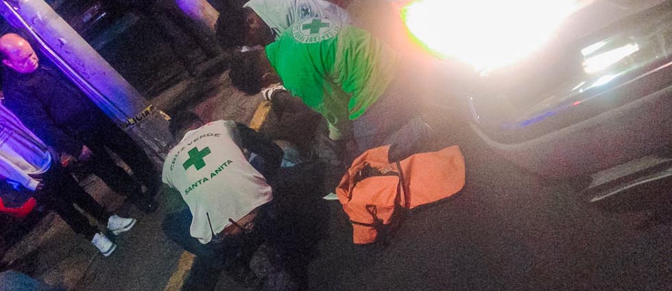 Cruz Verde auxilia a persona que presentó lesión en la cabeza tras caerse