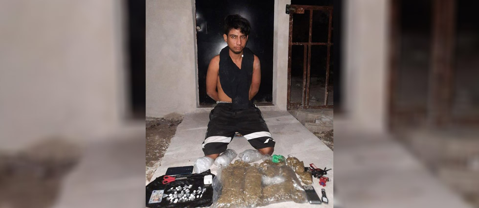 Arrestan a sujeto tras hallarle decenas de porciones de droga