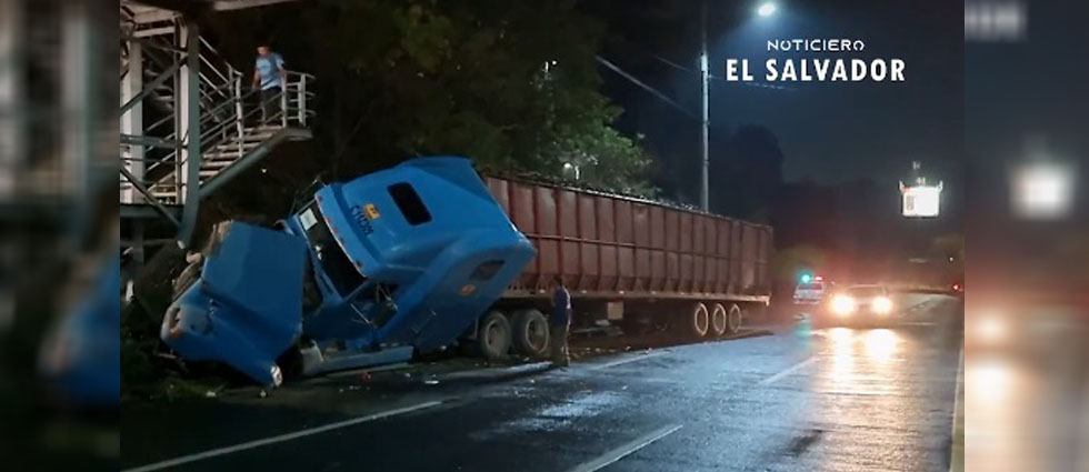 Conductor ebrio de rastra se estrella contra una pasarela