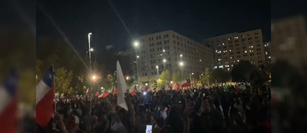 “Boric, escucha, queremos tu renuncia”, dicen manifestantes frente a la casa de Gobierno tras asesinato de tercer policía