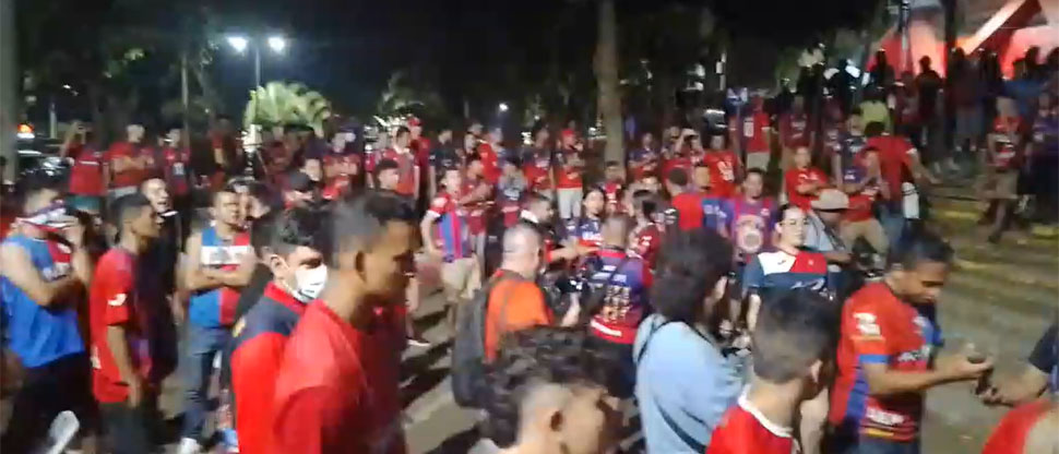 Jugadores del FAS salen escoltados tras perder 3-1 en casa ante el Jocoro