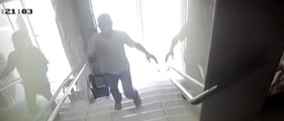 Asaltante se persigna antes de robar en una sala de belleza