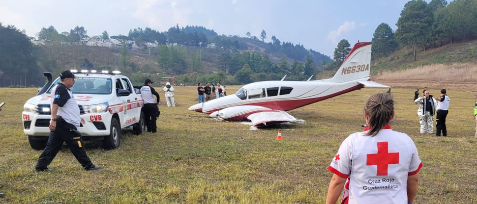 Avioneta que se dirigía a El Salvador aterriza de emergencia en una carretera de Guatemala