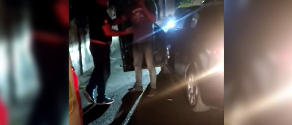 Automovilista ebrio choca contra microbús de transporte de personal e intenta escapar