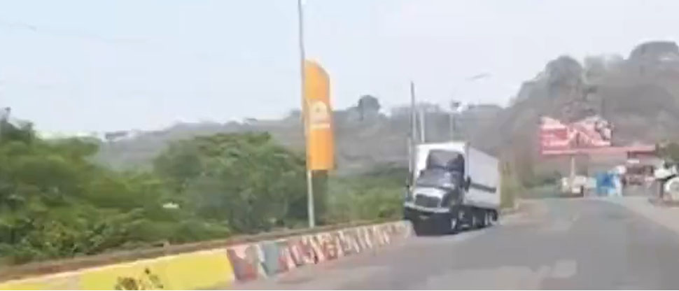 Cabezal queda empotrado en los separadores de la carretera cerca del puente Cuscatlán