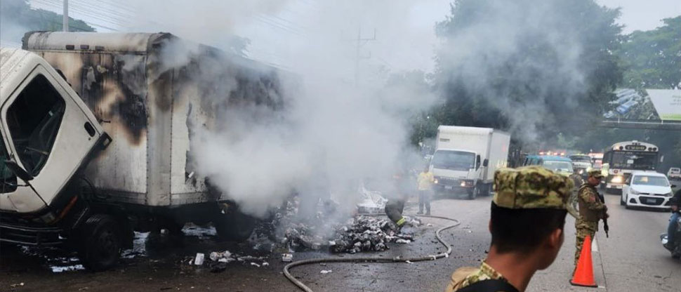Incendio reduce a cenizas mercadería que transportaba un camión en Zapotitán