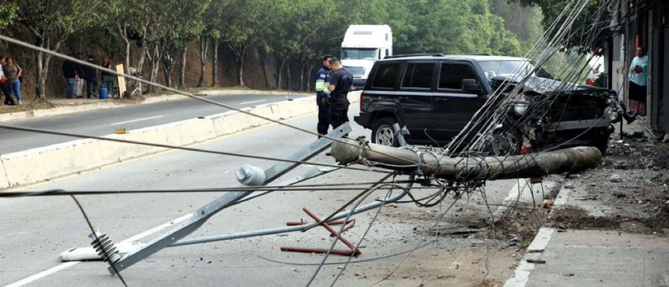 Abuelita fallece tras ser atropellada por camioneta que se estrelló contra un poste 