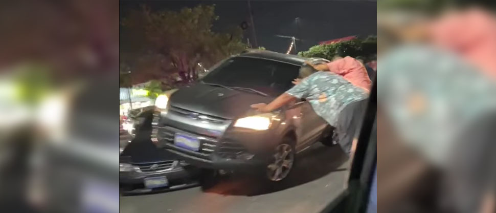 Tres hombres intentan mover camioneta empotrada encima de carro particular 