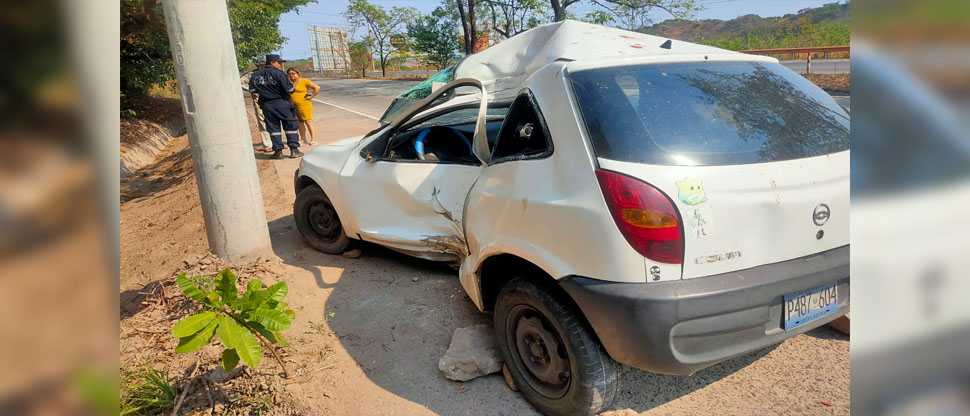Automovilista se lesiona tras chocar por evitar atropellar a un perrito en la carretera a Comalapa