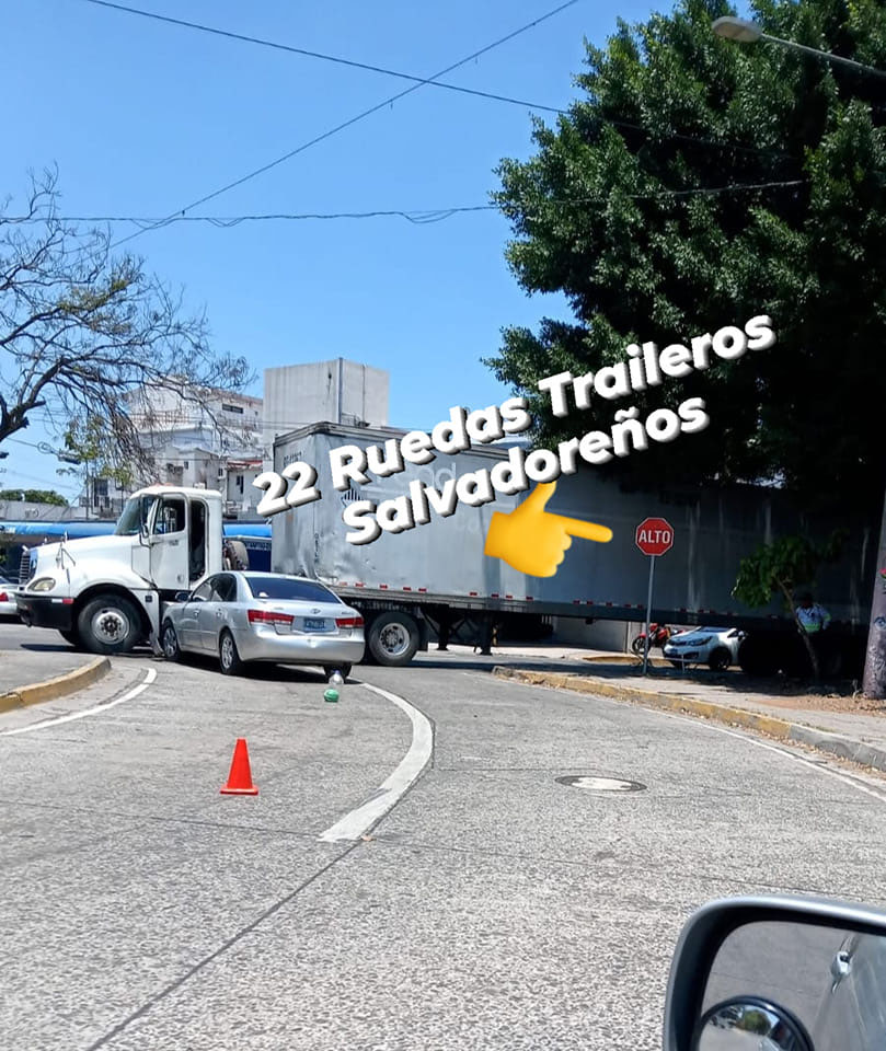 Automovilista irrespeta una señal de alto y termina debajo de un ...