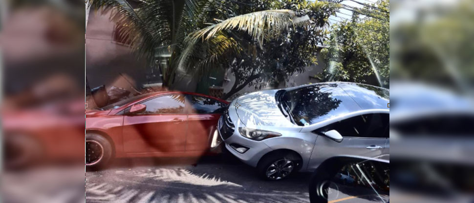 Aparatoso accidente: Carro queda arriba de otro auto estacionado en la colonia Escalón
