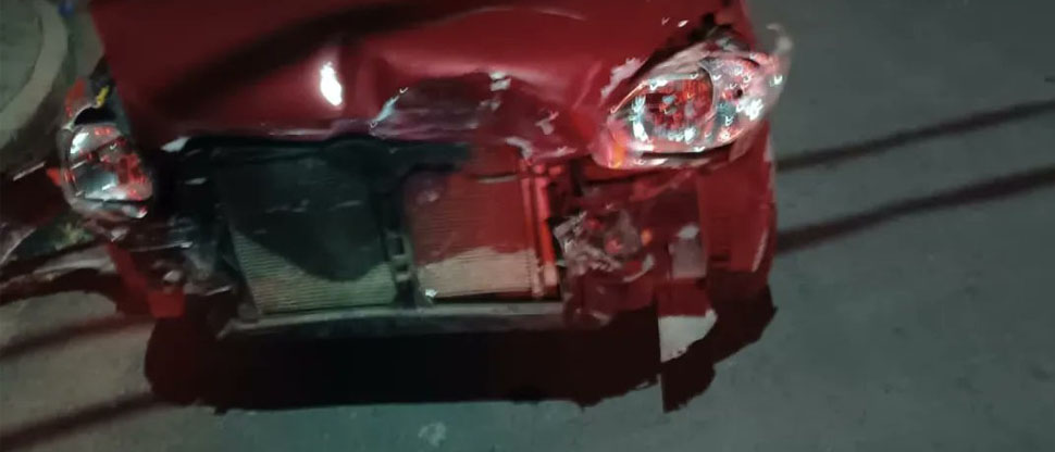 Automovilista provoca accidente por no respetar el alto lesionando a 3 personas y escapa