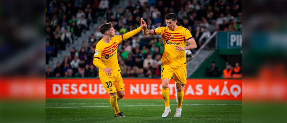 Barcelona aplasta al débil Elche y se acerca más al título de La Liga