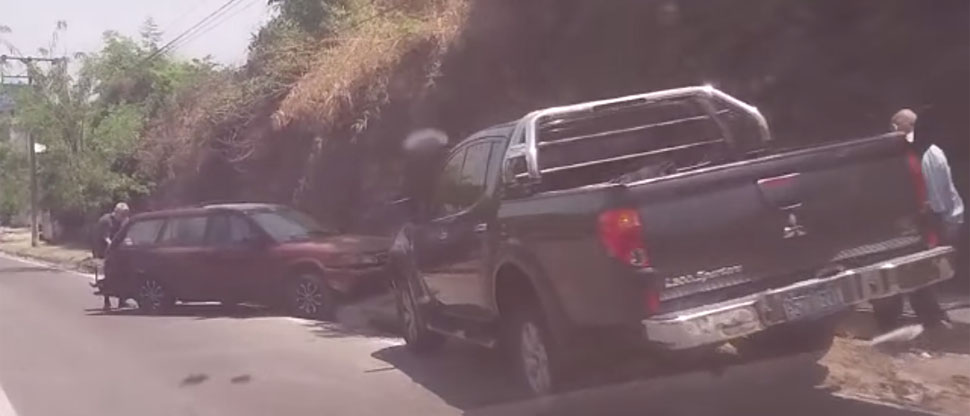 Pick up y carro particular protagonizan fuerte choque en calle antigua a Huizúcar