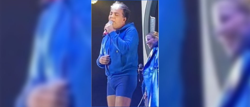 Cristian Castro se quita la ropa en concierto dejando ver su pronunciado abdomen