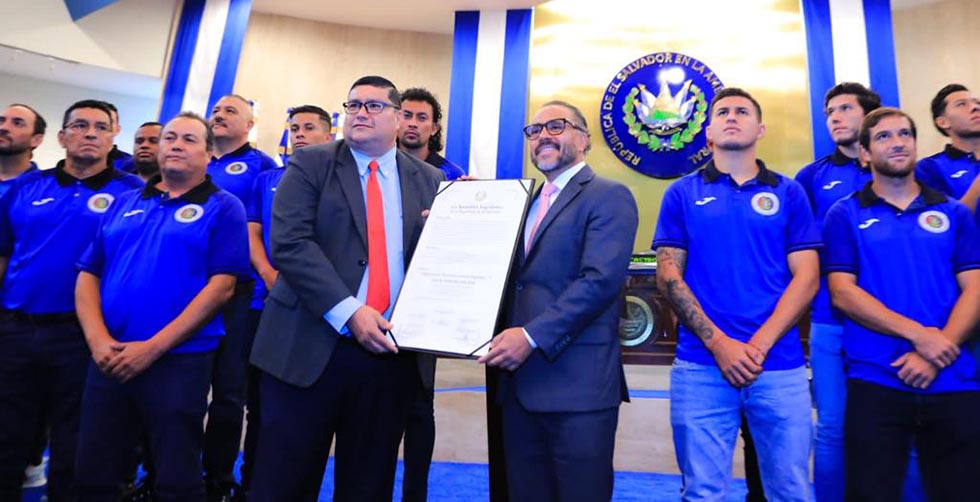 Asamblea Legislativa entrega reconocimiento a FAS por su título de campeón en el Apertura 2022 