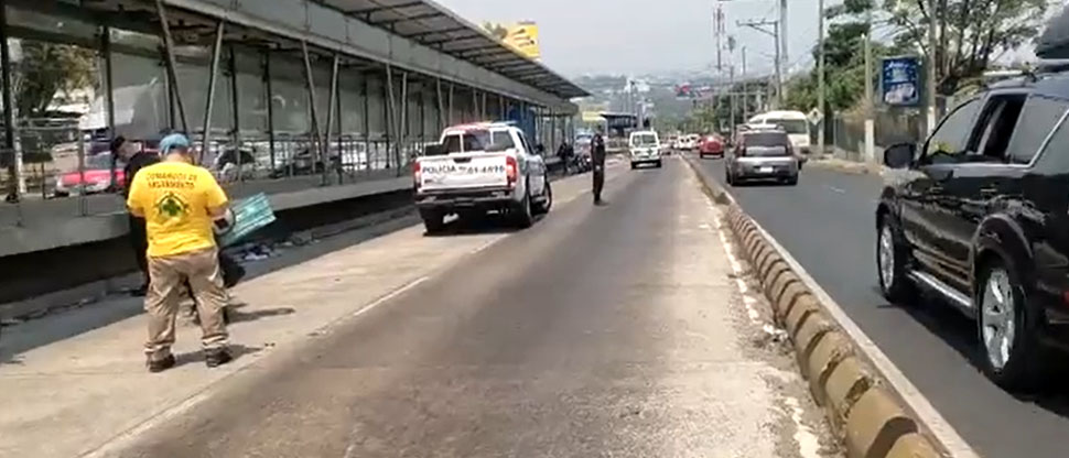 Derrame de aceite en exestación del SITRAMSS provoca que motociclistas se accidenten