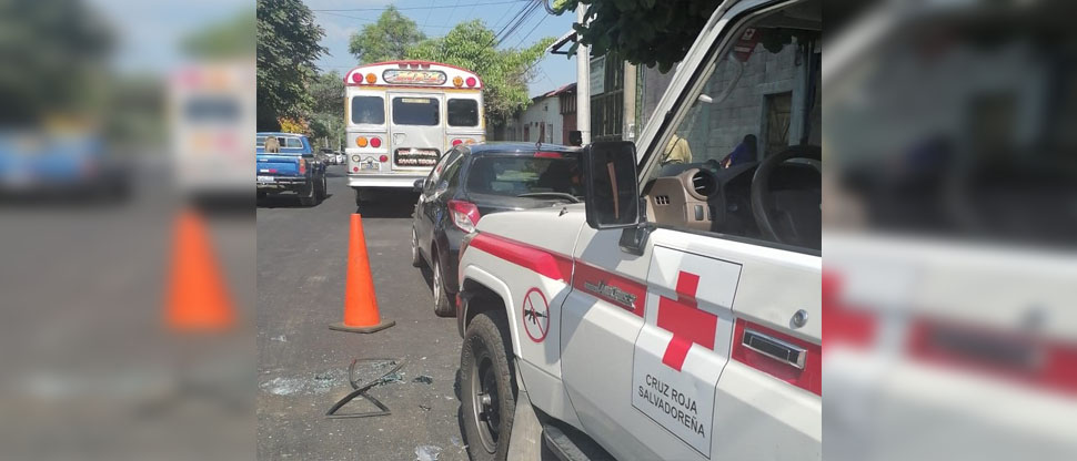 Auxilian a dos personas lesionadas por choque entre bus de la ruta 104 y carro particular