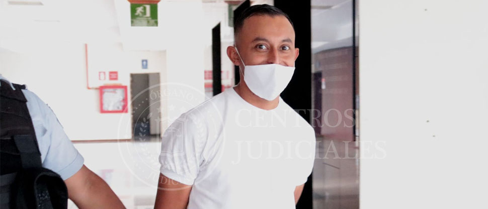 Hombre acusado de feminicidio agravado sonríe cuando lo trasladaban al penal