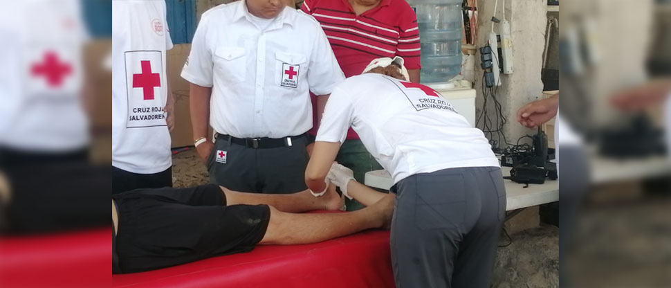 Socorristas de Cruz Roja auxilian a vacacionista lesionado por picadura de una Raya