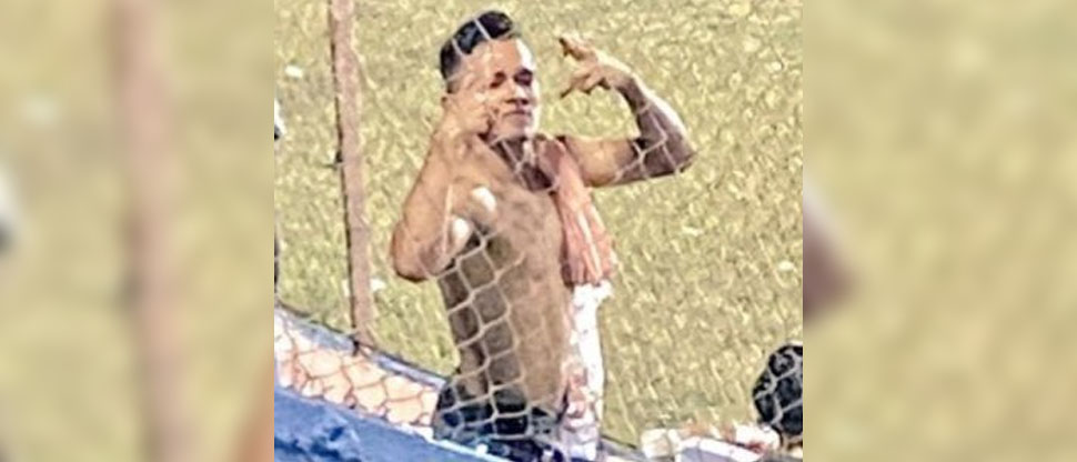 Captan a aficionado del Águila “rifando el barrio” anoche en el clásico nacional