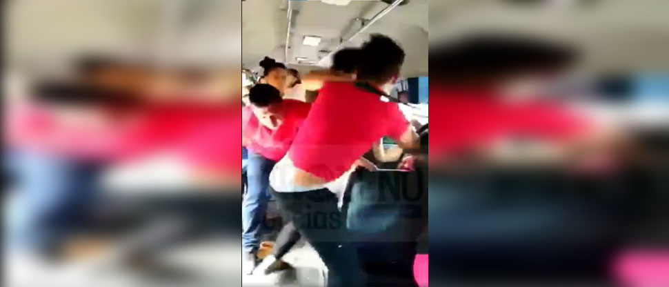 Mujer y hombre se agarran a puñetazos, patadas y arañazos dentro de un microbús