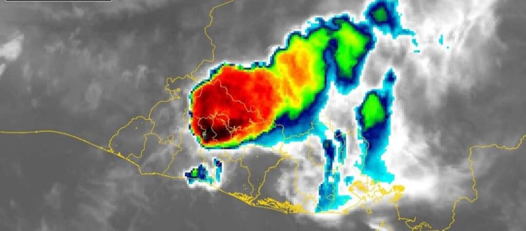 Reportan cortes de energía en distintos lugares ante fuerte lluvia que azota el país