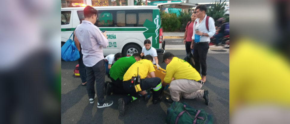 Jovencita es atropellada por un carro tras caer de microbús de la ruta 44
