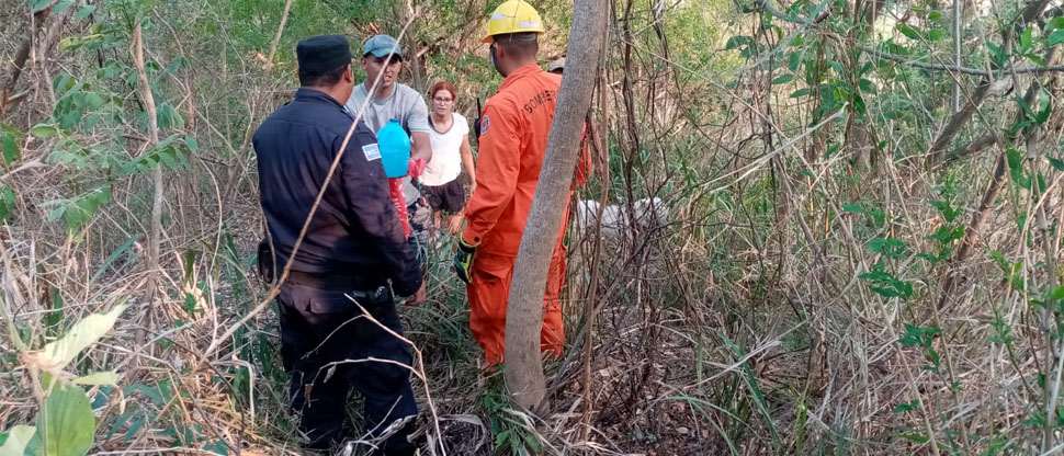 Rescatan ilesos a tres jóvenes extraviados en barranco en Llano Verde, Ilopango