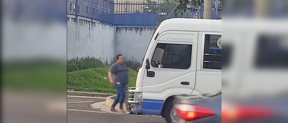 Denuncian a supuesto ladrón que se sube a robar celulares de microbús de la ruta 52