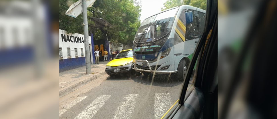 Microbús y taxi colisionan en frente del Instituto Nacional de San Miguel