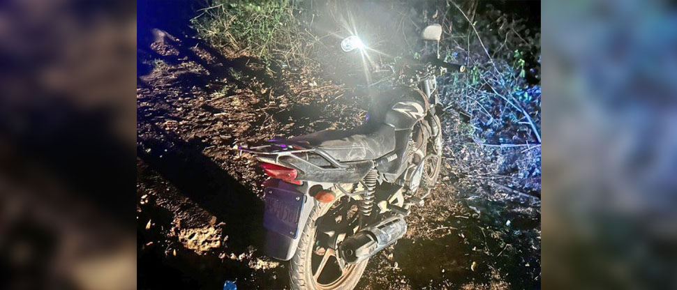 Trasladan de emergencia a hospital a peatón tras ser atropellado por una motocicleta