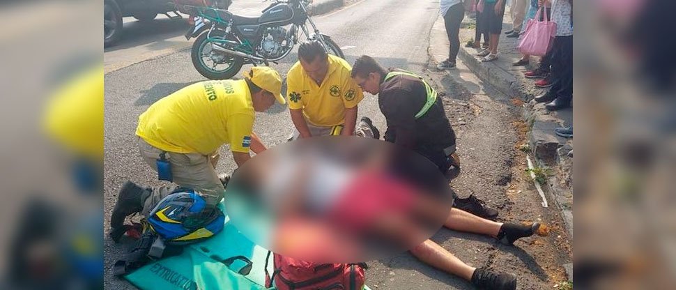 Automovilista embiste a motociclista y se da a la fuga en la Alameda Juan Pablo II