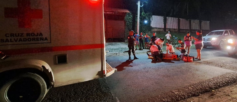 Hospitalizan a motociclista tras grave choque en Quezaltepeque