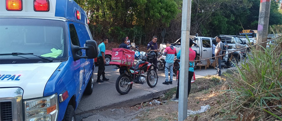 Motociclista resulta lesionado tras choque de dos pick ups en la carretera a Metapán