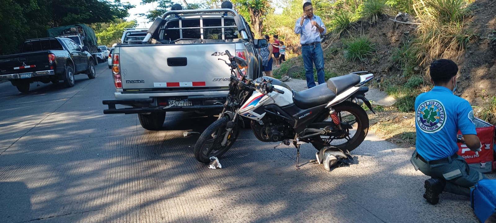 Motociclista resulta lesionado tras choque de dos pick ups en la ...