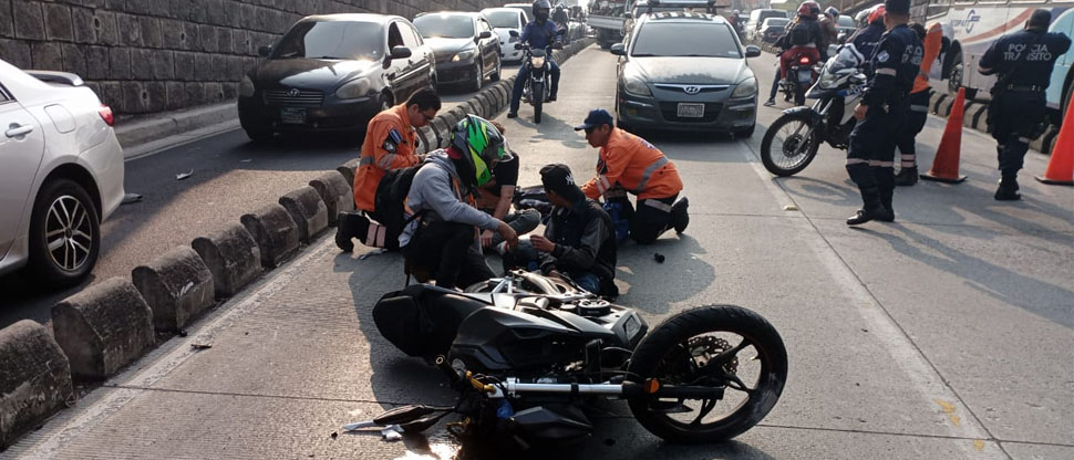 Auxilian a motociclistas lesionados tras chocar entre ellos en la Alameda Juan Pablo II