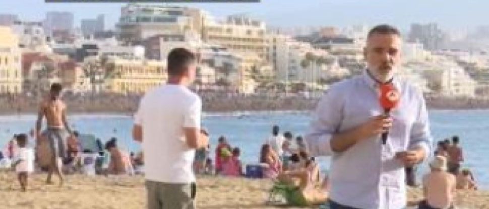 Exhiben a mujer sin la parte de arriba de su bikini durante transmisión de noticiero español