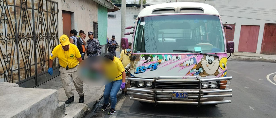 Mujer cae de microbús porque el motorista hizo un giro brusco en el sector de La Tiendona