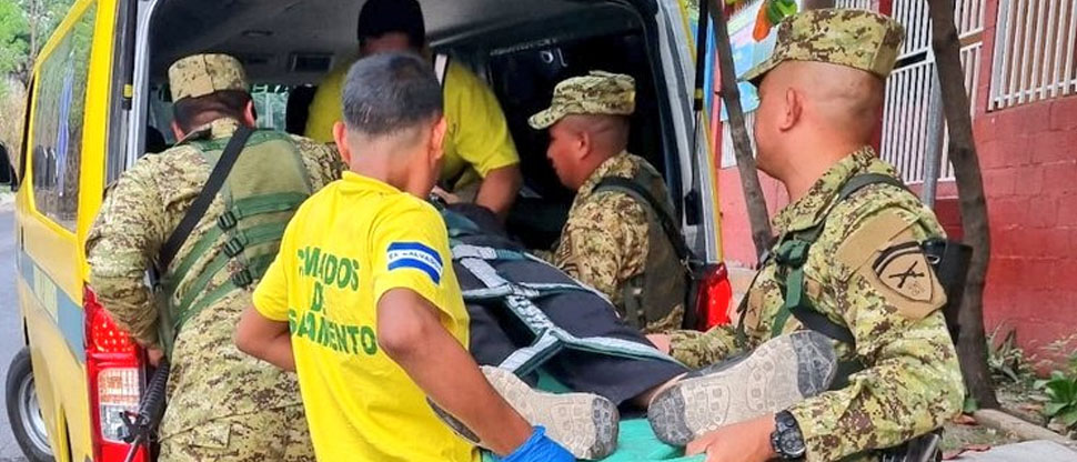 Auxilian a menor de edad que se quebró un brazo tras caer de un bus