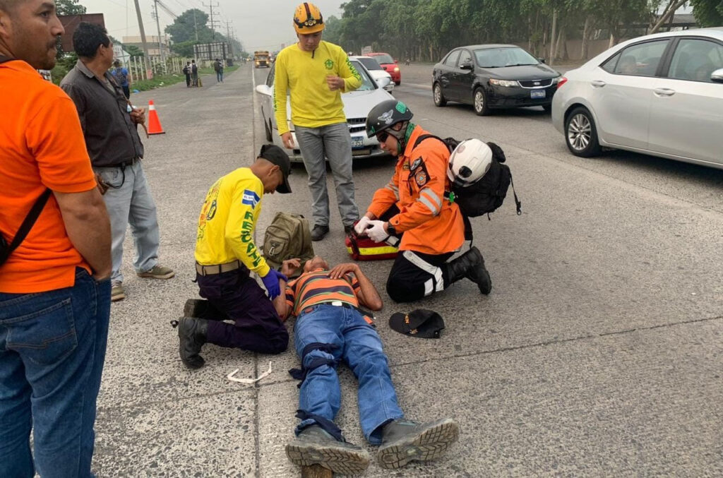 Trasladan a hospital a peatón atropellado cuando intentaba cruzar la carretera a Santa Ana