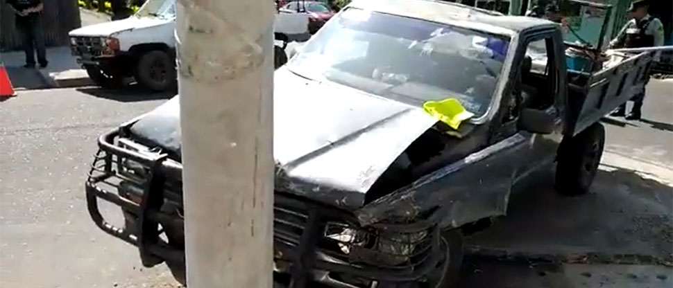 Pick up se estrella contra poste en San Martín y dos personas resultan lesionadas