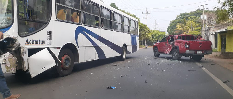 Pick up irrespeta la señal de alto y se estrella contra bus de la ruta 55-B