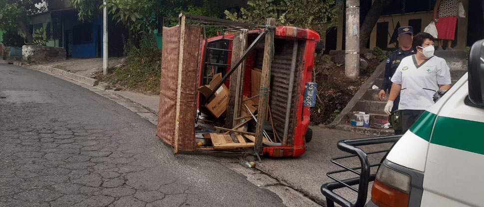 Dos personas resultan lesionadas luego que pick up volcó tras chocar con rastra en Soyapango