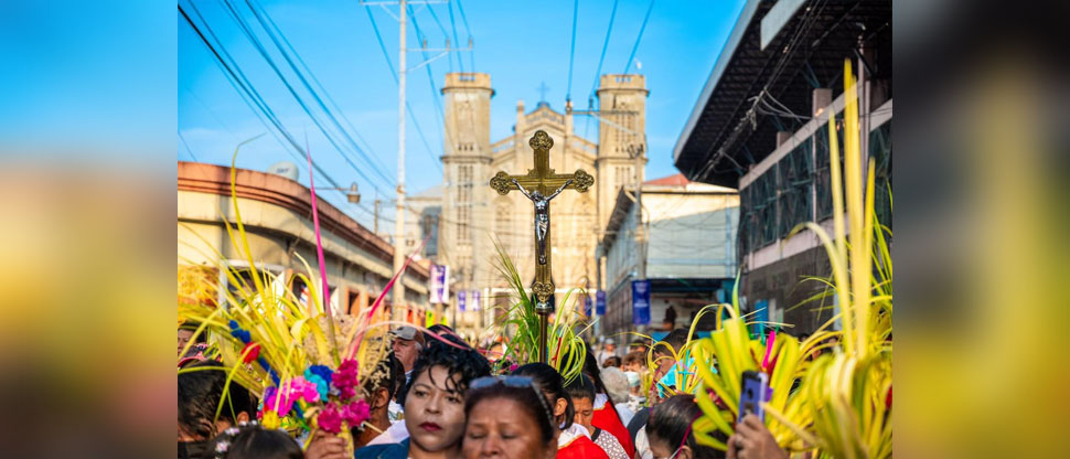 Feligreses inician la celebración de la Semana Santa con coloridas procesiones en el Centro Histórico
