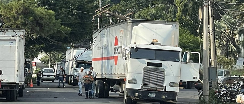 Rastra derriba poste y cables del tendido eléctrico en Antiguo Cuscatlán