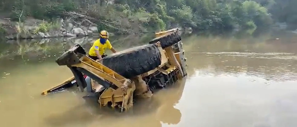 Retroexcavadora cae al fondo del río Titihuapa en Cabañas
